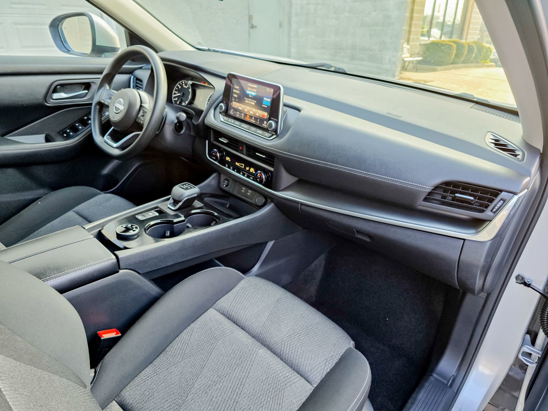 Used 2024 Nissan Rogue SV image 33