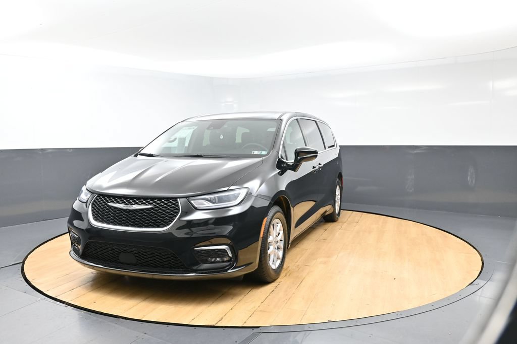 Used 2025 Chrysler Pacifica Select FWD image 40