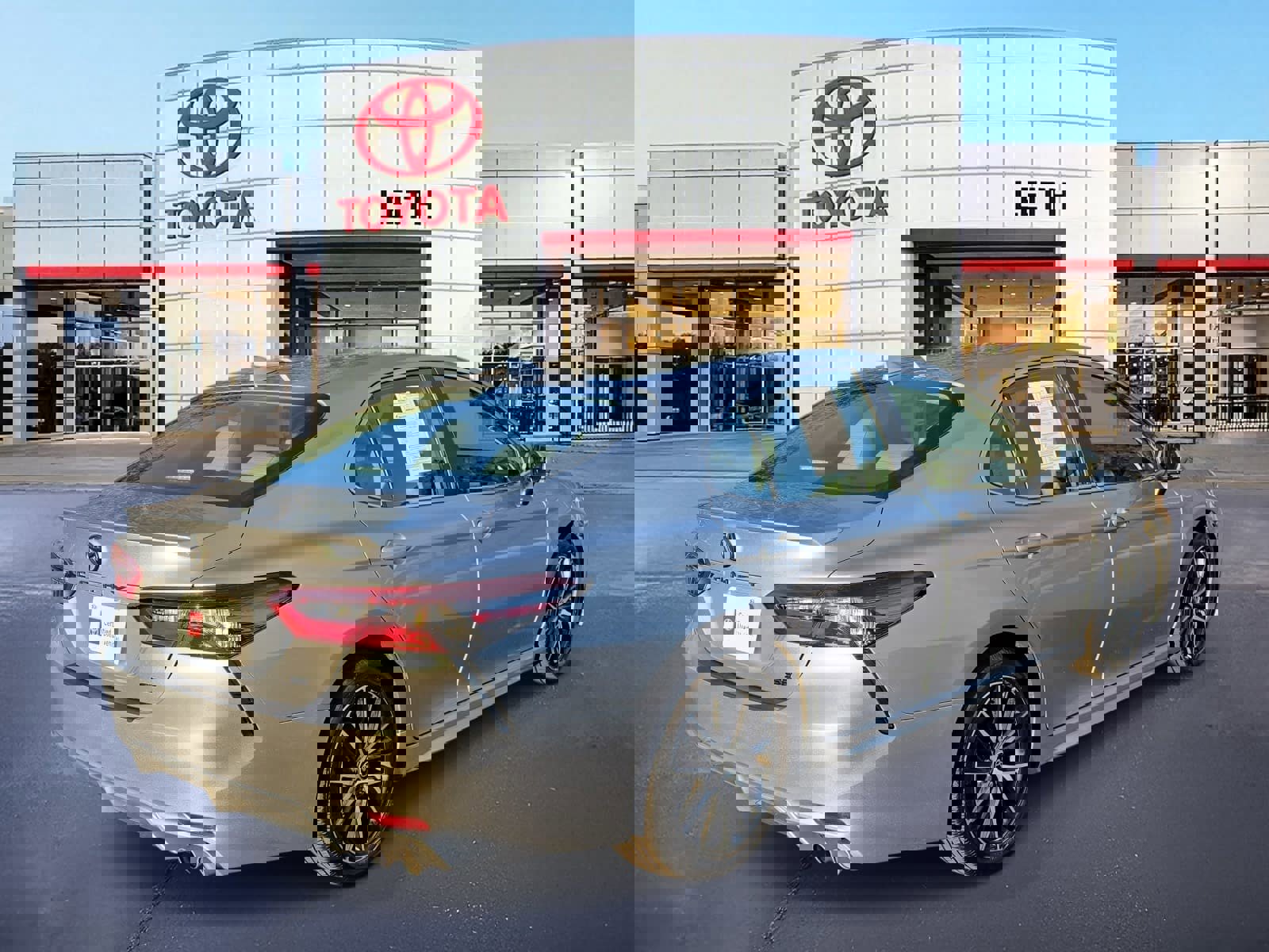 Used 2024 Toyota Camry SE image 7