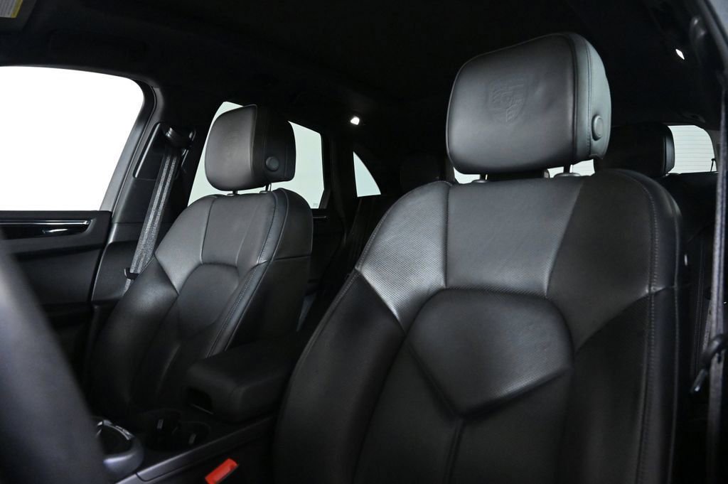 Certified 2024 Porsche Macan AWD/4WD image 5