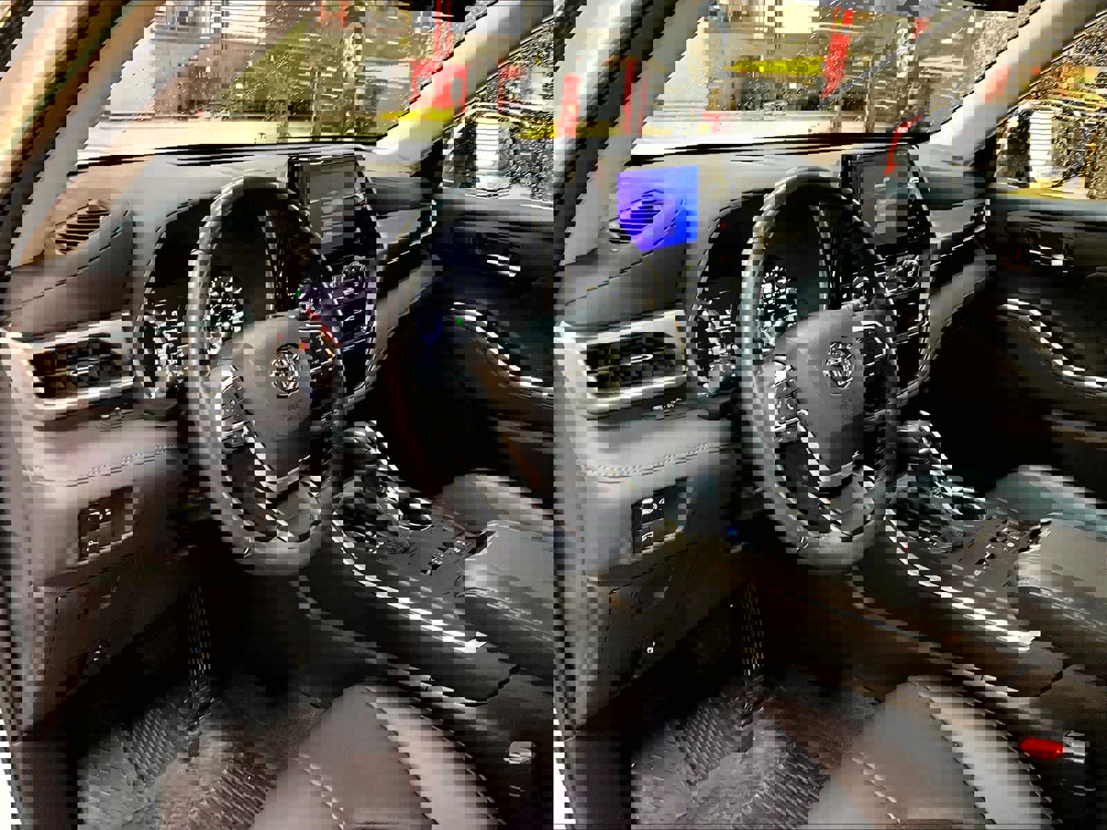 Used 2023 Toyota Highlander XLE image 8