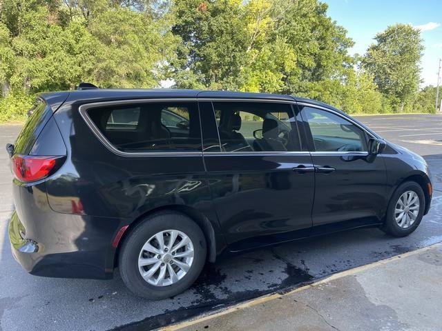 Used 2017 Chrysler Pacifica LX FWD image 3