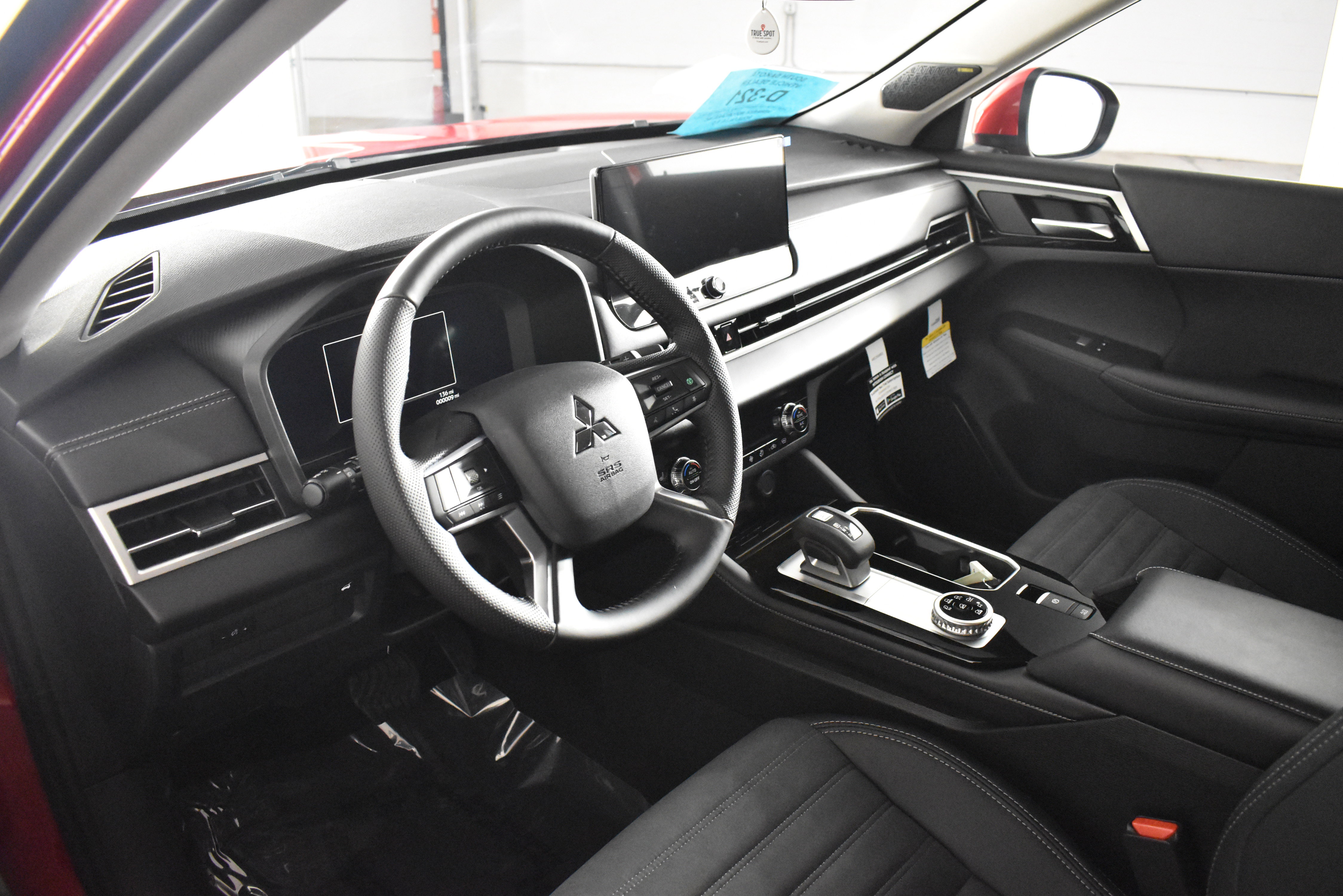 Used 2025 Mitsubishi Outlander SE image 2