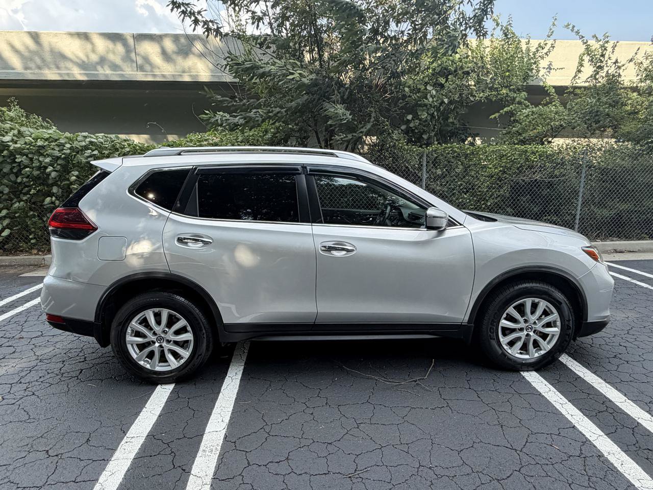 Used 2019 Nissan Rogue S w/ Special Edition Package FWD image 4