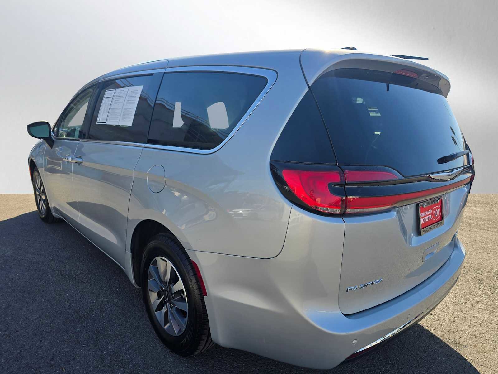 Used 2023 Chrysler Pacifica Touring-L image 5
