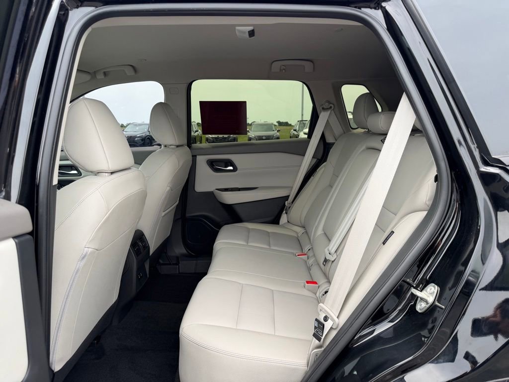 Used 2025 Nissan Rogue SL FWD image 15
