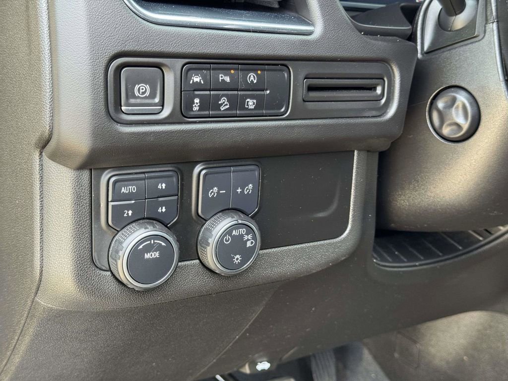 Used 2023 Chevrolet Tahoe Z71 w/ Luxury Package AWD/4WD image 10