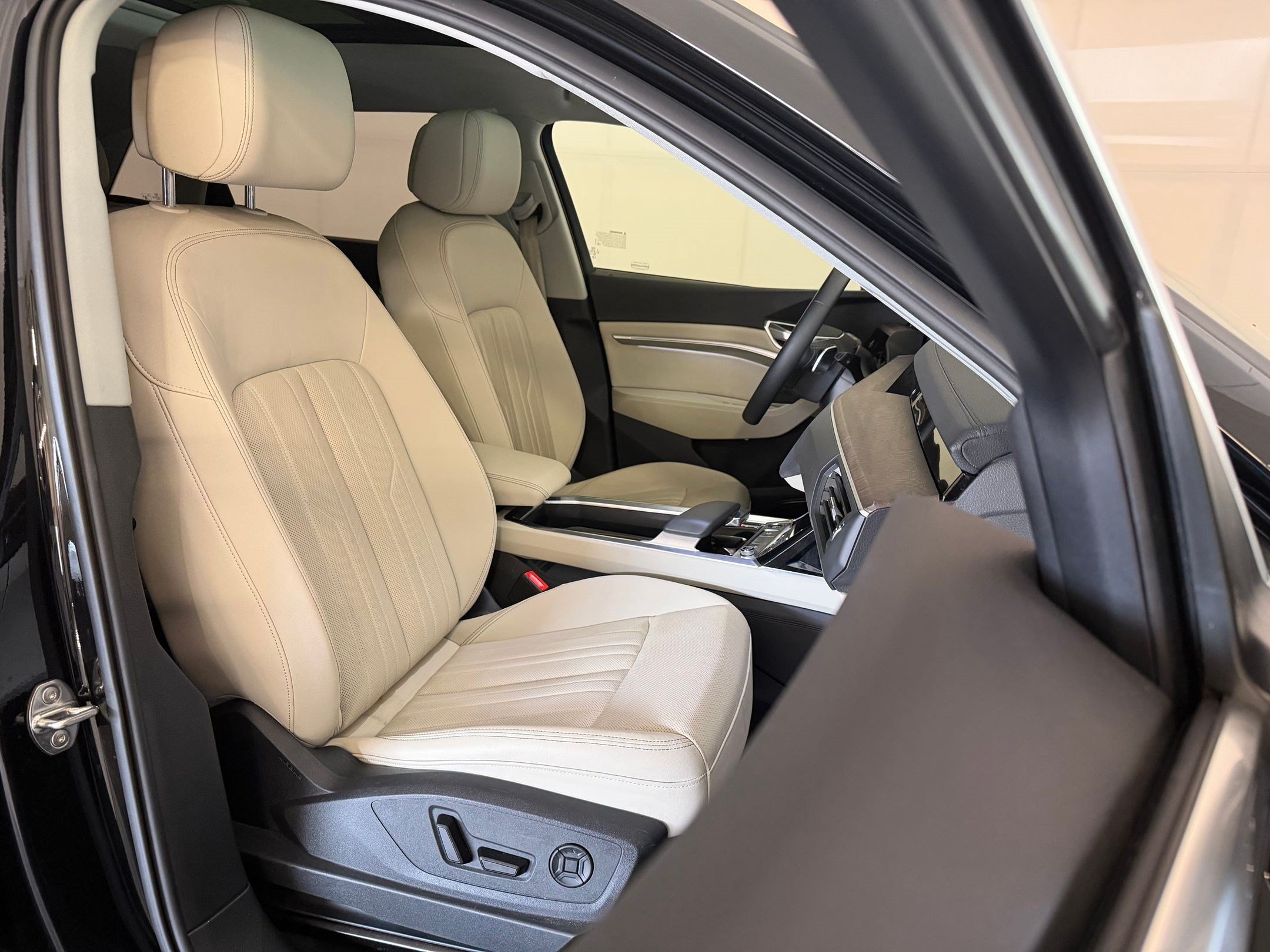 Certified 2024 Audi Q8 e-tron Premium Plus w/ Premium Plus Package AWD/4WD image 26
