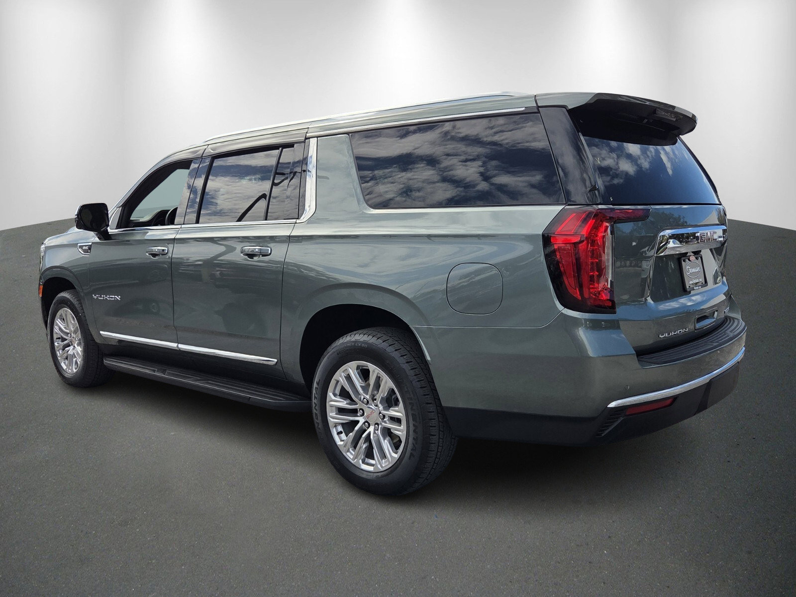 Used 2024 GMC Yukon XL SLT w/ SLT Luxury Package image 5