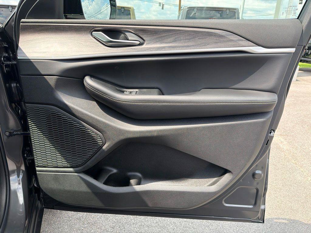 New 2026 Jeep Grand Cherokee Limited w/ Limited Altitude Package RWD image 20