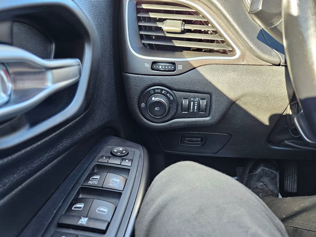 Used 2020 Jeep Cherokee Trailhawk w/ Cold Weather Group image 13