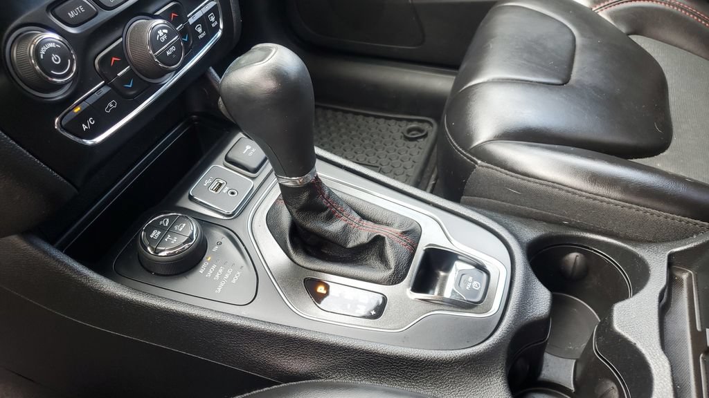 Used 2019 Jeep Cherokee Trailhawk w/ Cold Weather Group AWD/4WD image 18