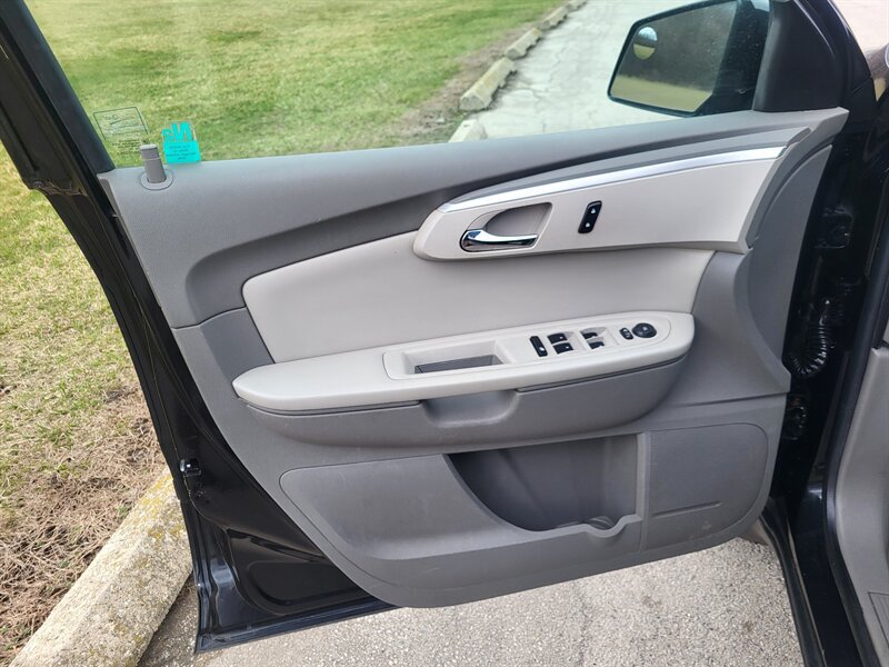 Used 2012 Chevrolet Traverse LT FWD image 23