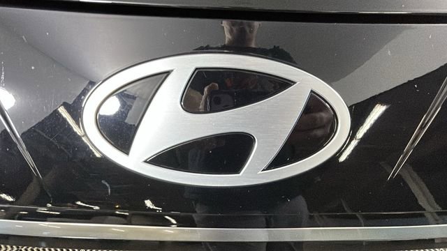 Certified 2025 Hyundai Elantra Limited FWD image 9