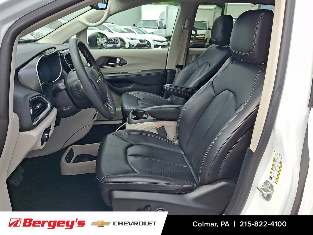 Used 2023 Chrysler Pacifica Touring-L FWD image 17