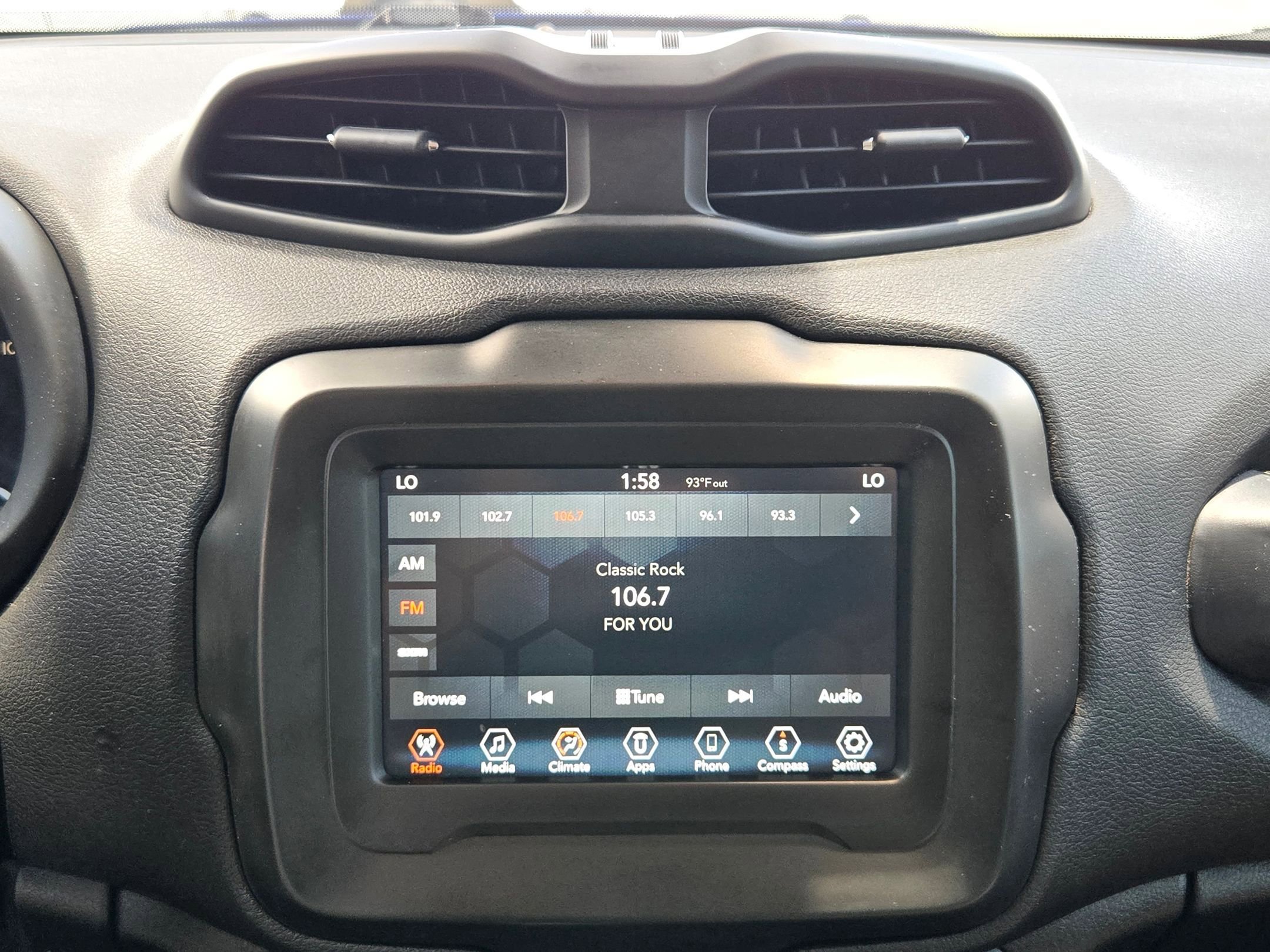 Used 2018 Jeep Renegade Latitude FWD image 17