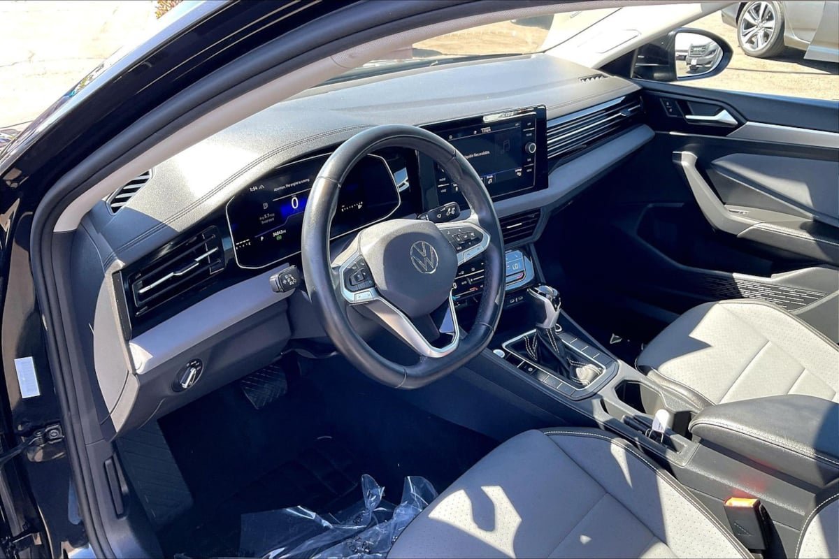 Used 2025 Volkswagen Jetta SE FWD image 10