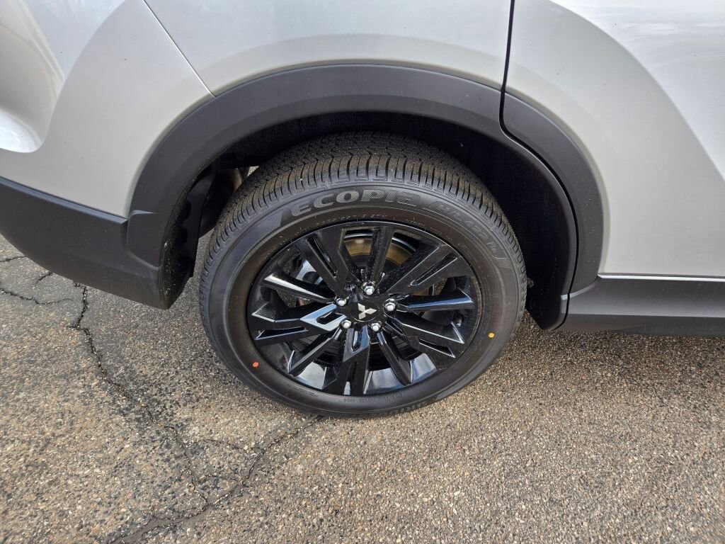 New 2025 Mitsubishi Eclipse Cross LE image 9