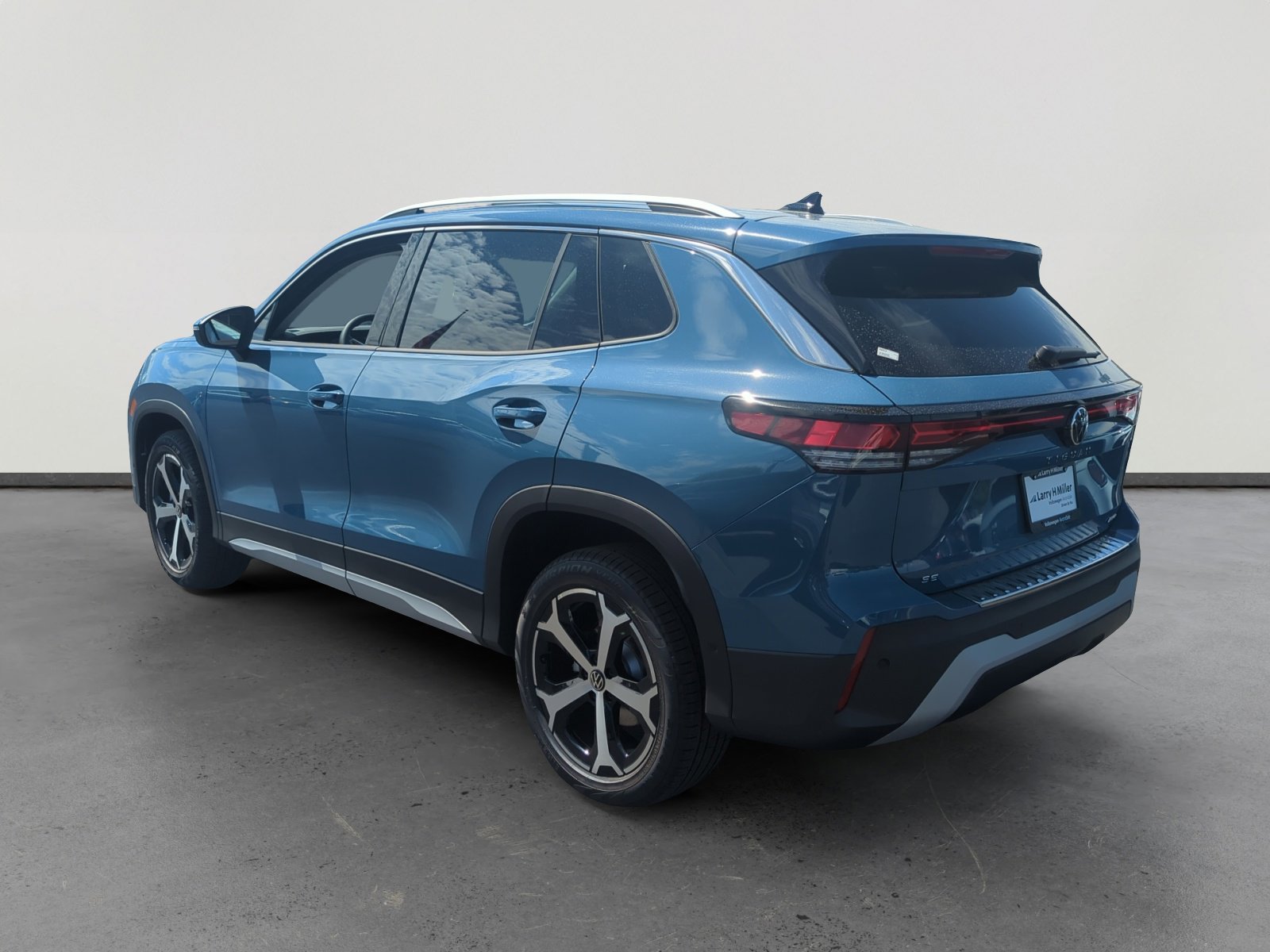 New 2025 Volkswagen Tiguan SE image 3