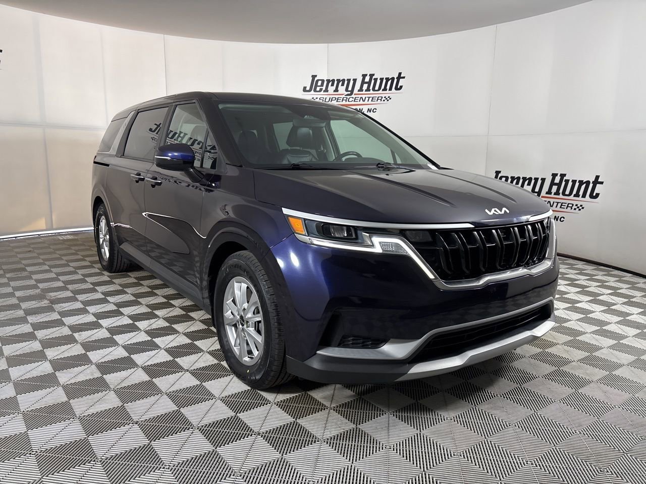 Used 2023 Kia Carnival LX image 3