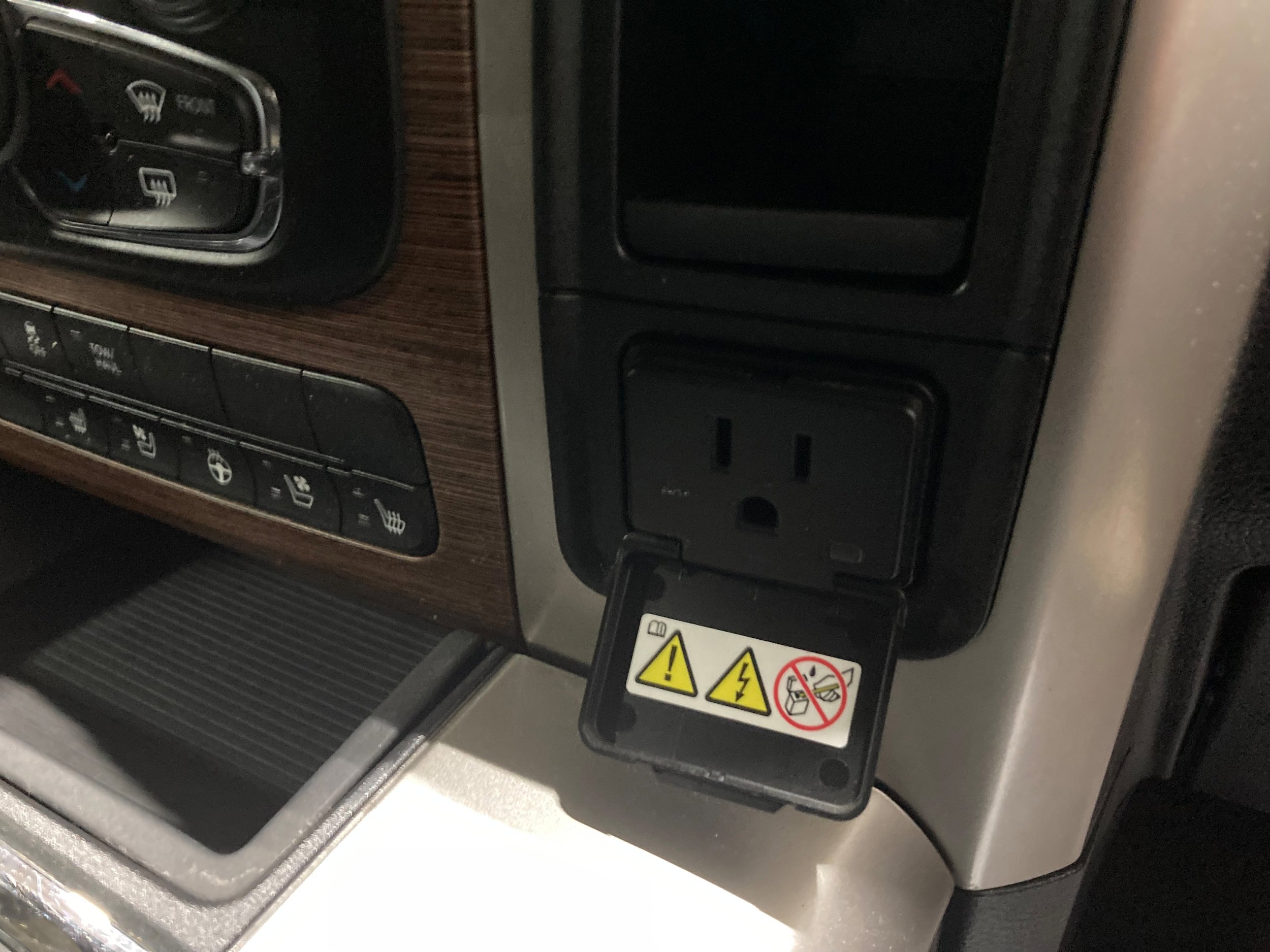 Used 2018 RAM 1500 Laramie w/ Convenience Group AWD/4WD image 6