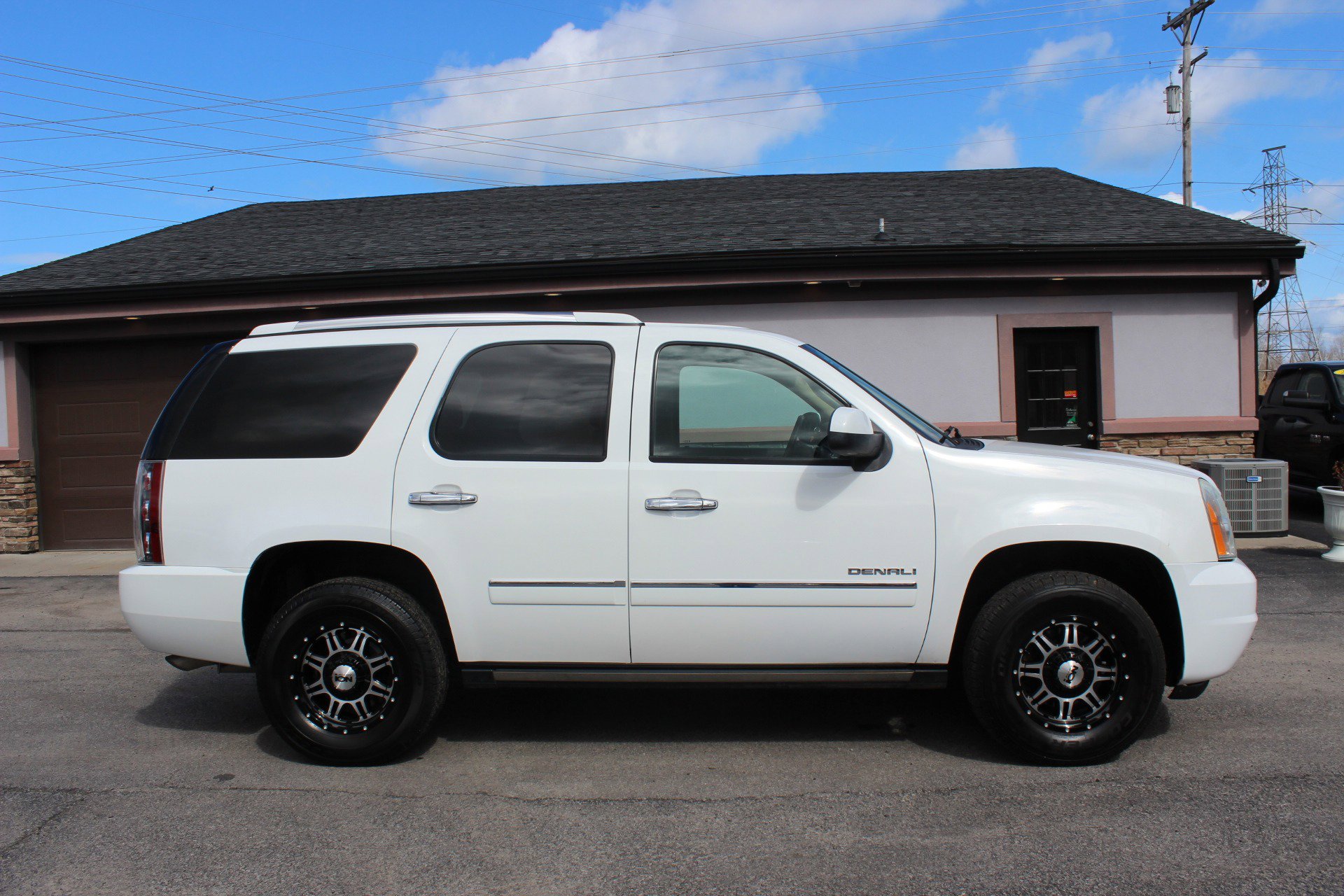 Used 2011 GMC Yukon Denali image 3