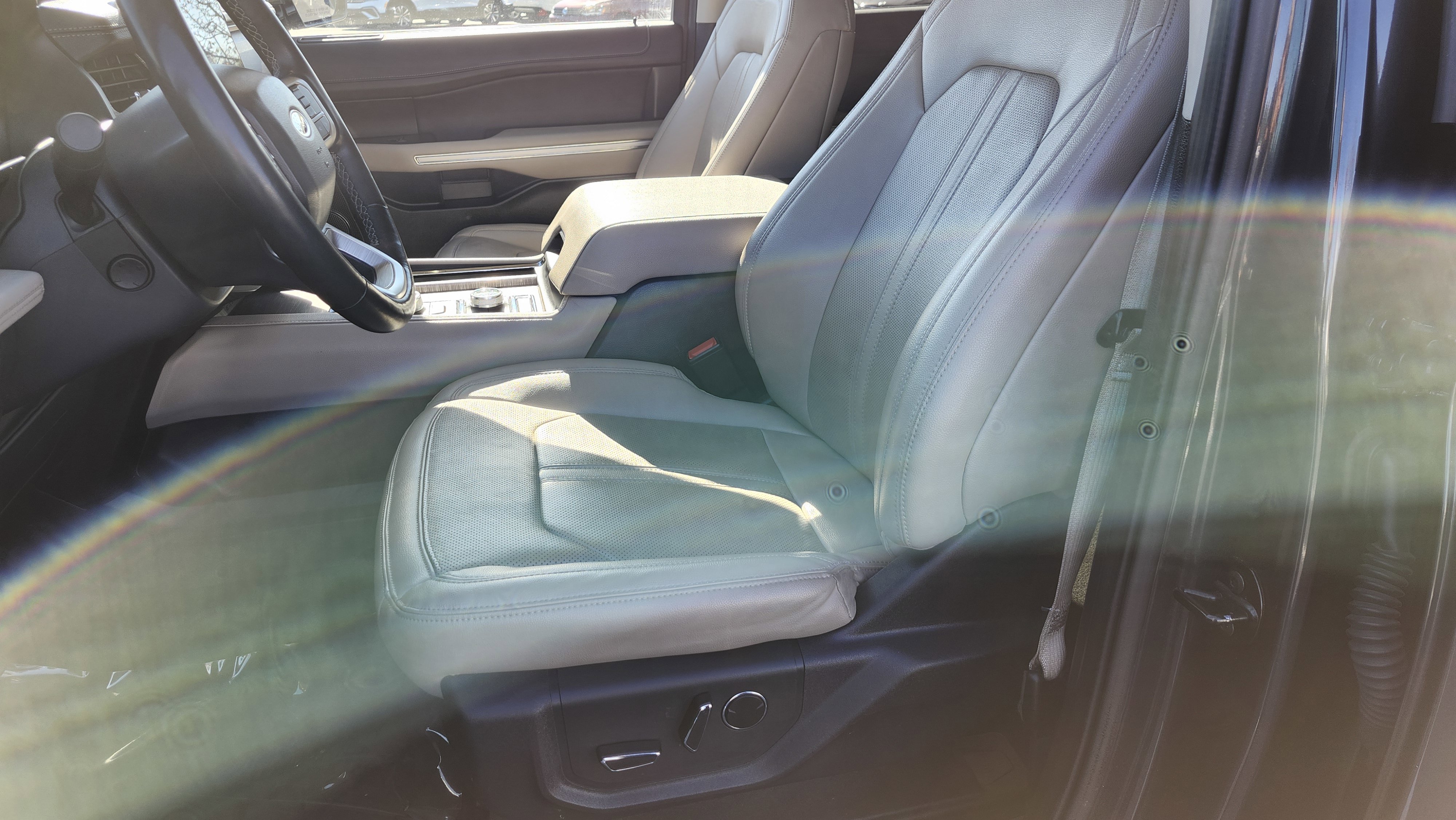 Used 2023 Ford Expedition Limited image 18