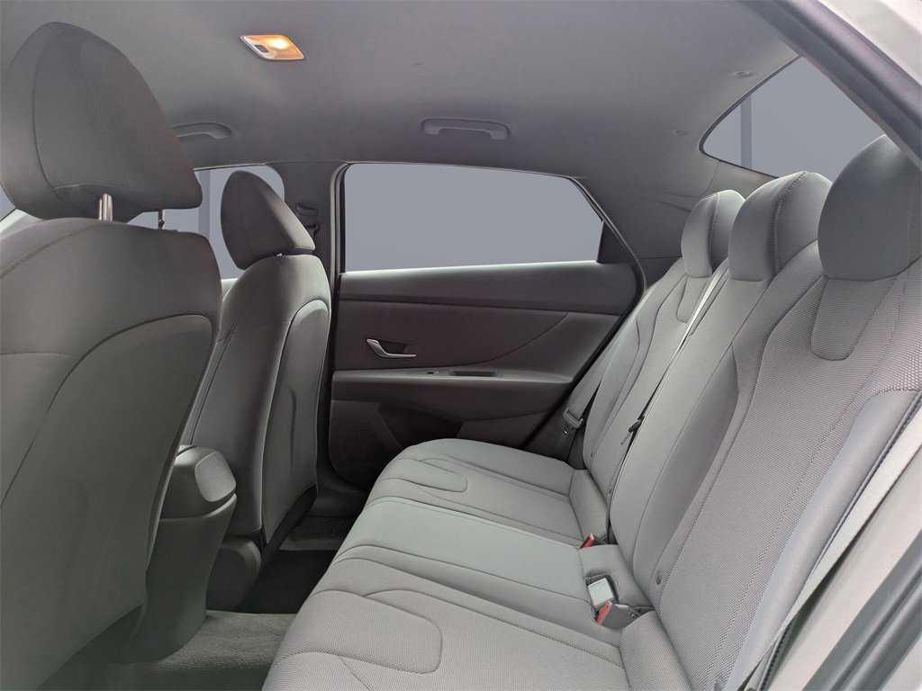 Used 2023 Hyundai Elantra SE w/ Cargo Package image 12