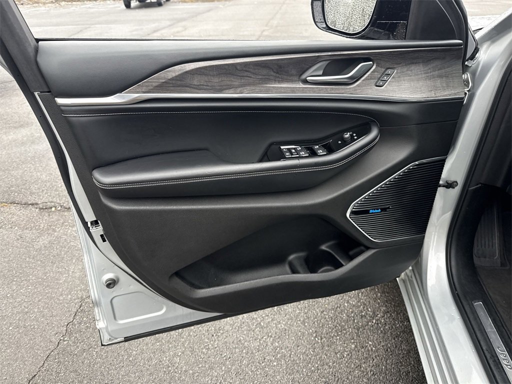 Used 2021 Jeep Grand Cherokee L Overland image 24