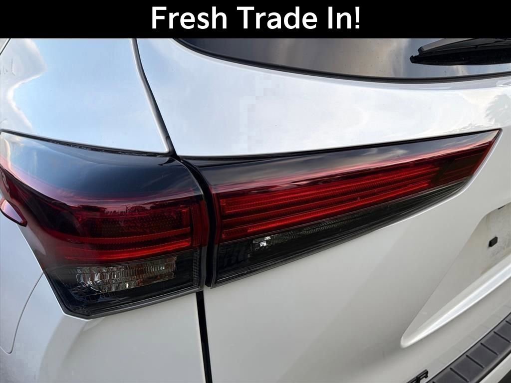Used 2024 Toyota Highlander LE FWD image 11