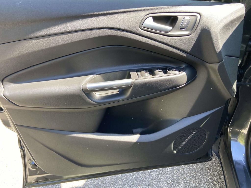 Used 2019 Ford Escape SE image 12