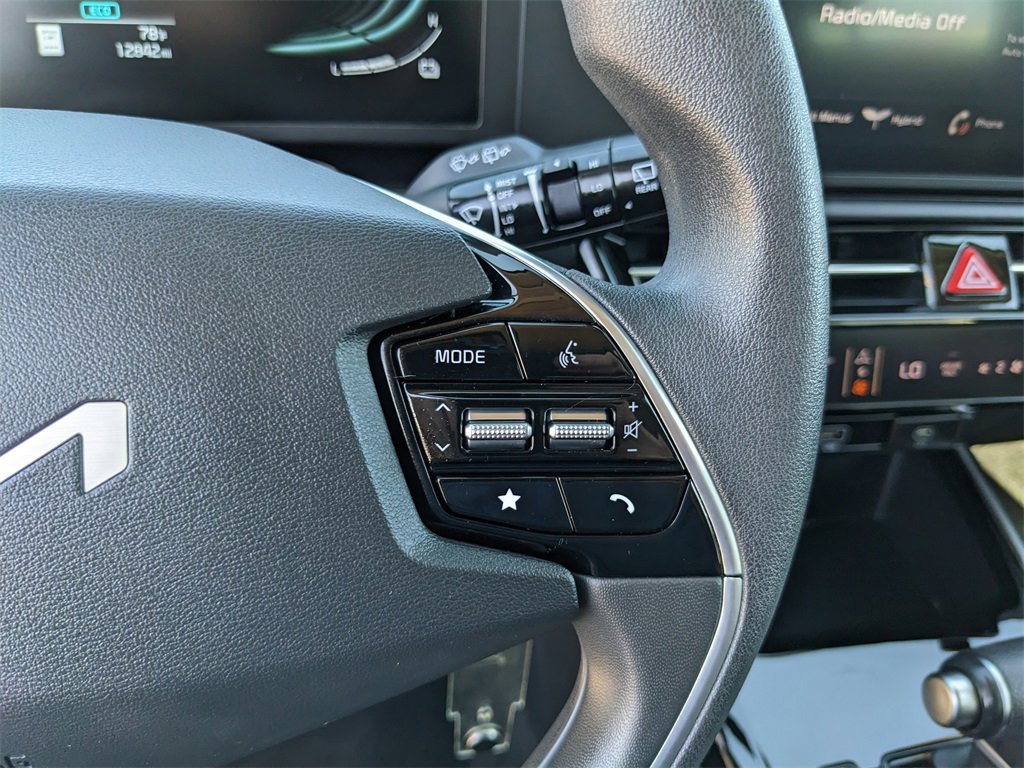 Used 2025 Kia Niro LX image 30