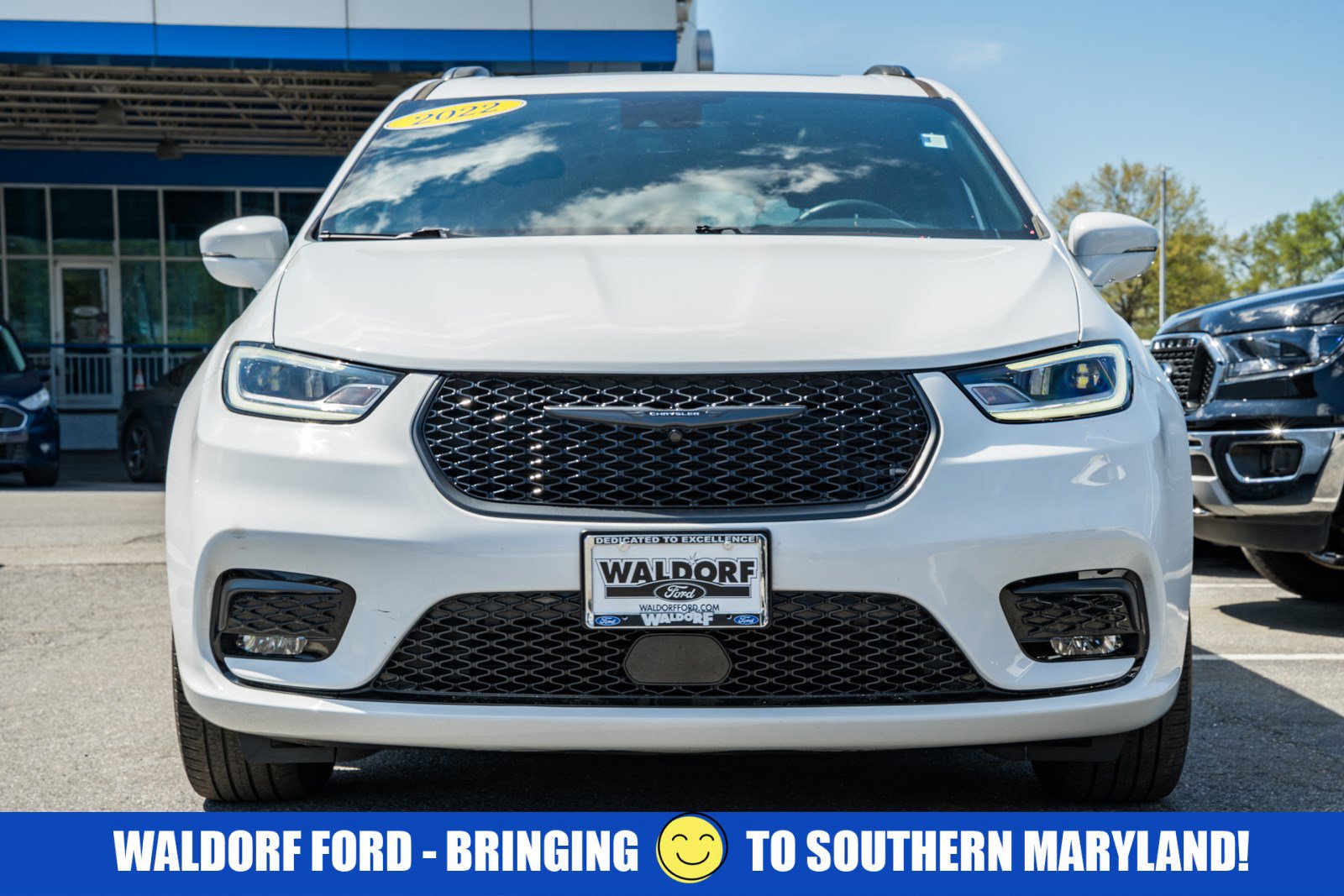 Used 2022 Chrysler Pacifica Touring-L w/ S Appearance Package AWD/4WD image 2