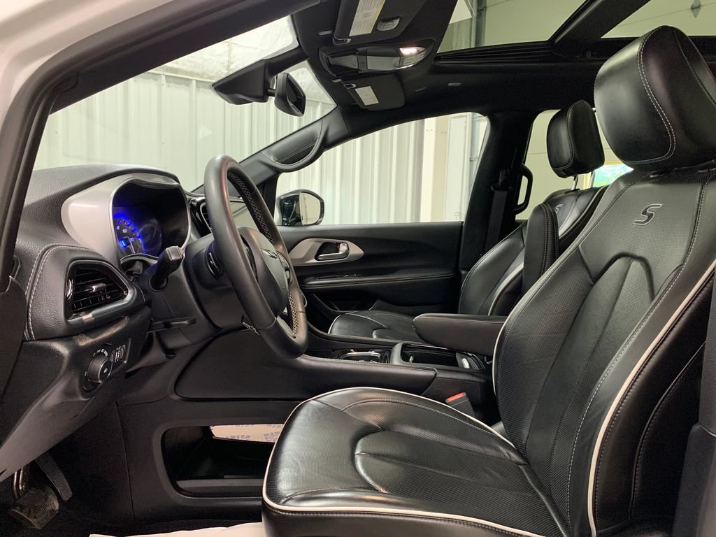 Used 2025 Chrysler Pacifica Limited FWD image 3