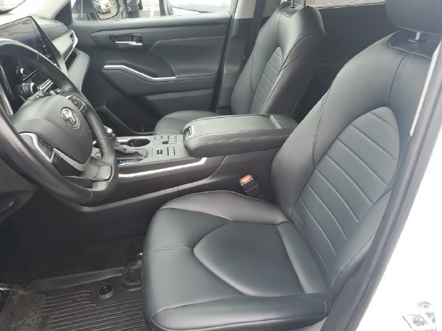 Used 2024 Toyota Highlander XLE AWD/4WD image 17