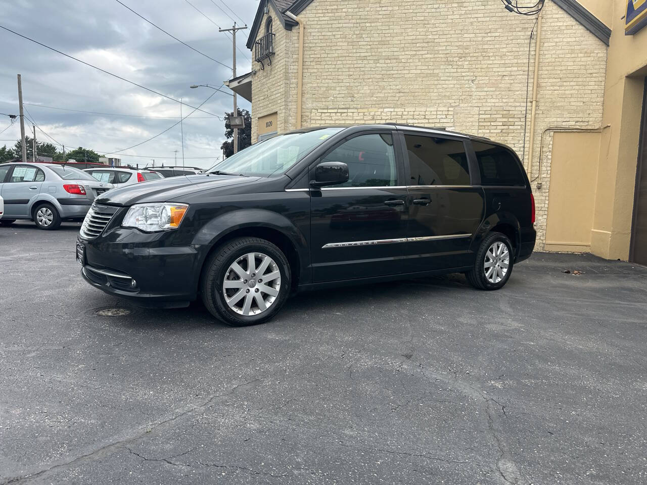 Used 2015 Chrysler Town & Country Touring FWD image 1