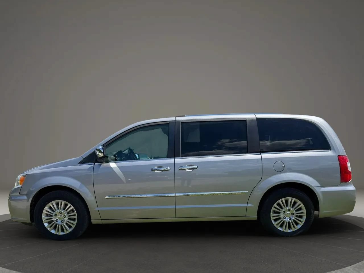 Used 2015 Chrysler Town & Country Limited FWD image 2