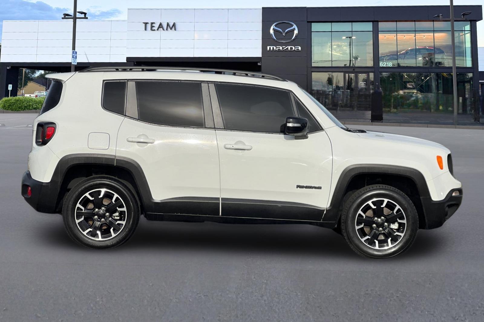 Used 2023 Jeep Renegade Latitude image 3