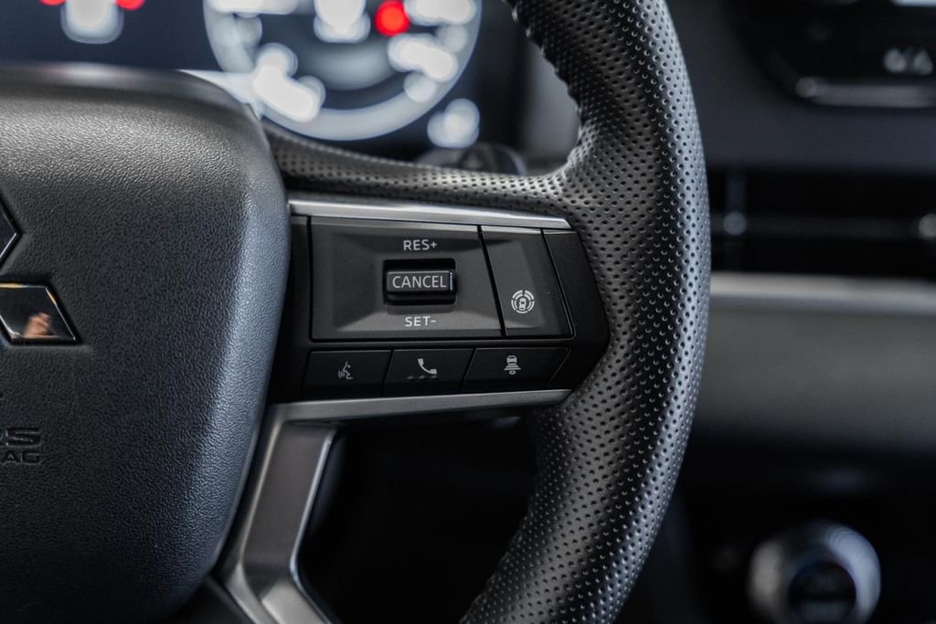 Used 2023 Mitsubishi Outlander SE Black Edition image 29