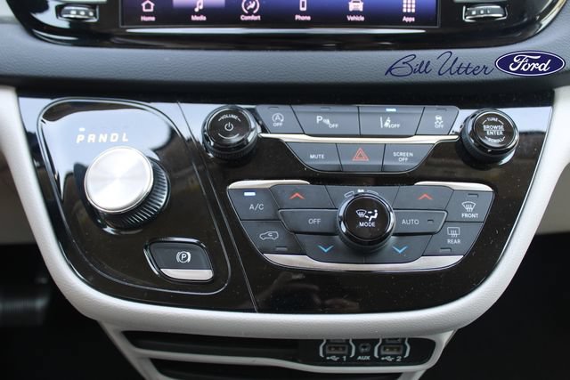Used 2023 Chrysler Pacifica Touring-L FWD image 16