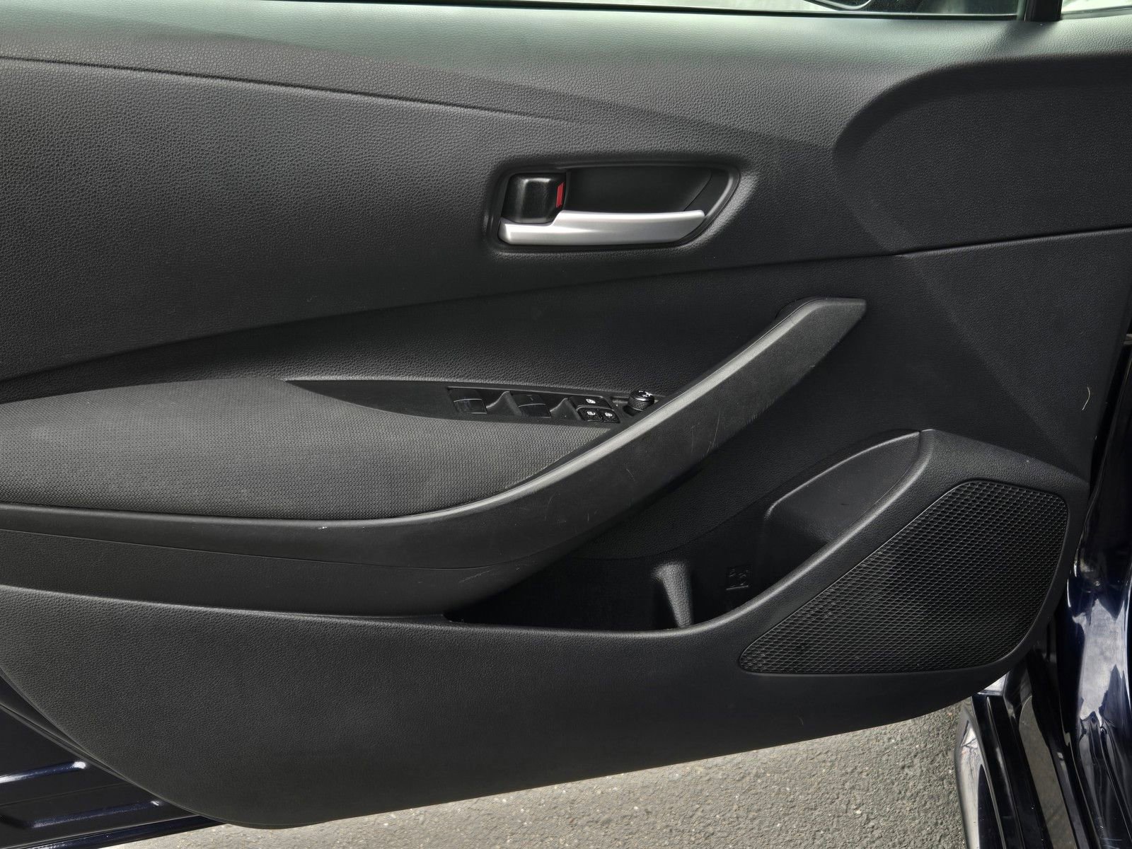 Used 2021 Toyota Corolla LE w/ Carpet Mat Package (TMS) FWD image 9