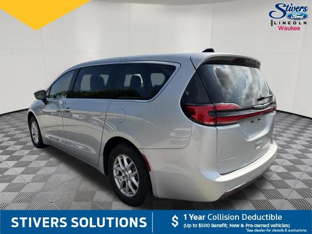 Used 2023 Chrysler Pacifica Touring-L FWD image 11