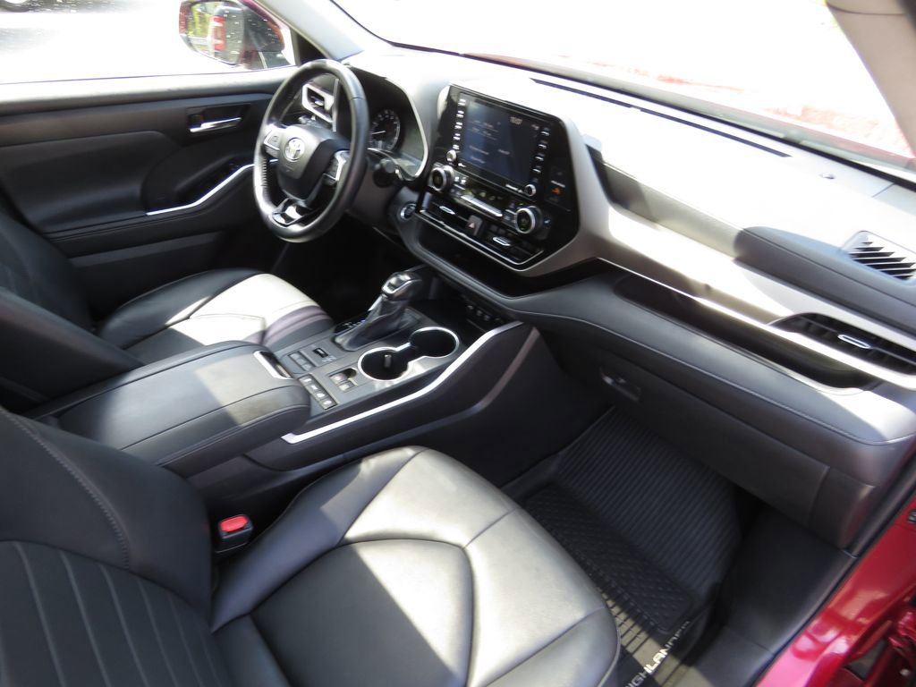 Used 2020 Toyota Highlander XLE AWD/4WD image 14