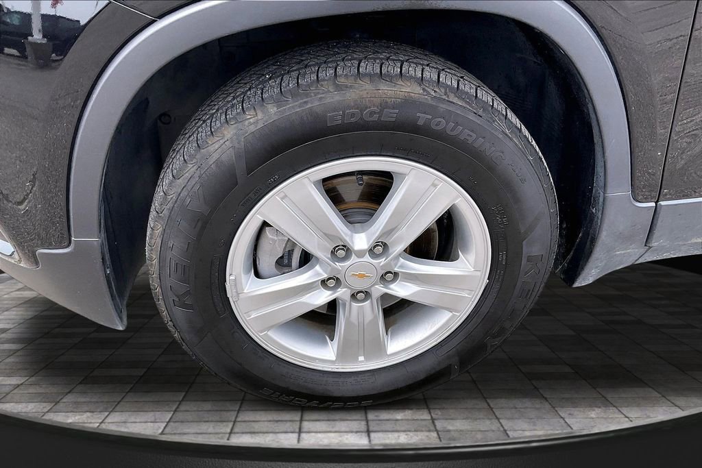 Used 2022 Chevrolet Trax LS w/ Tint and Cruise Package AWD/4WD image 9