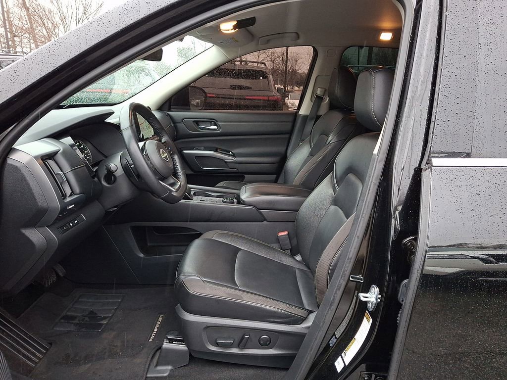 Used 2023 Nissan Pathfinder SL w/ Black Appearance Package image 15