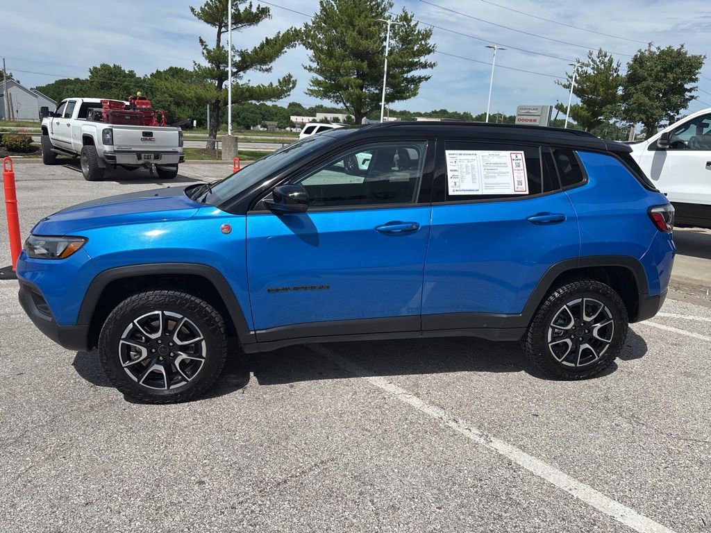 Used 2025 Jeep Compass Trailhawk AWD/4WD image 12
