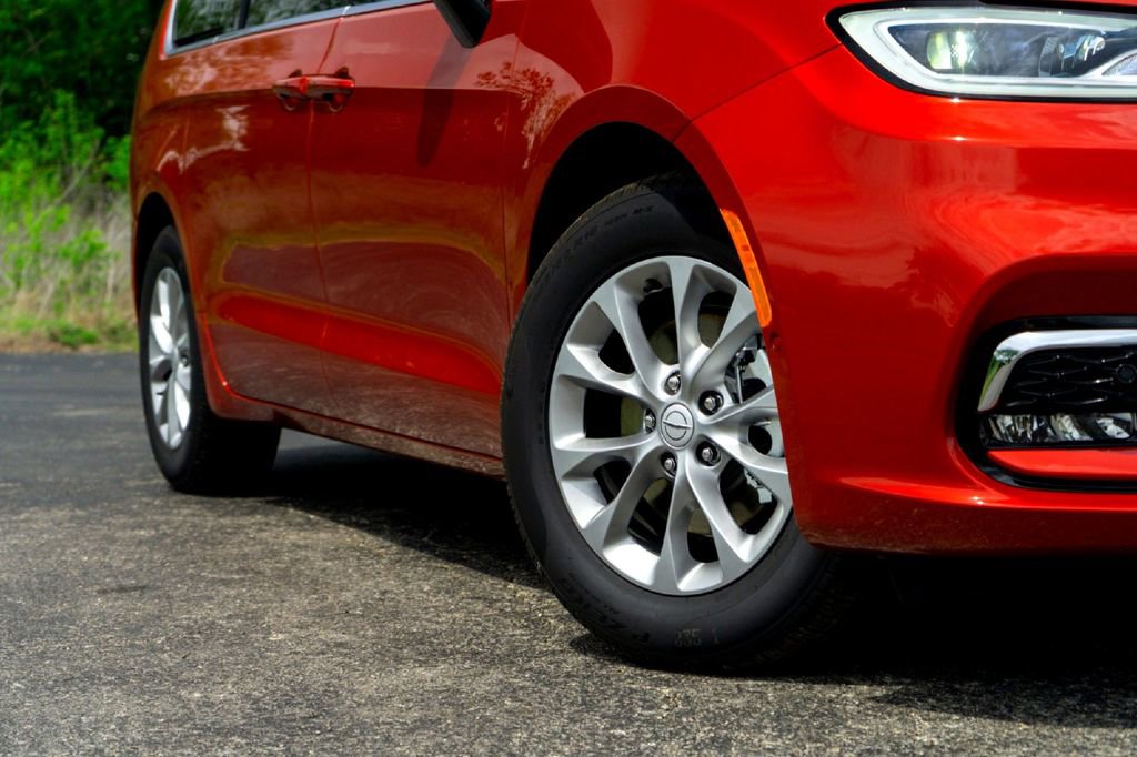 New 2026 Chrysler Pacifica Limited FWD image 3