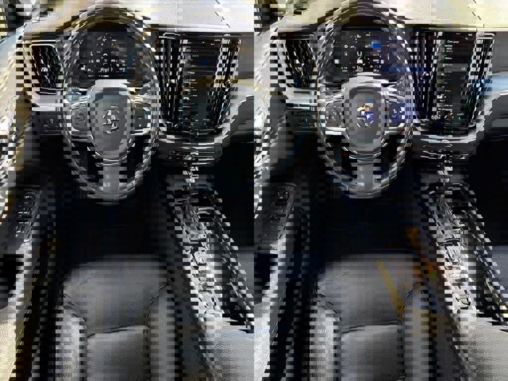 Used 2018 Volvo XC60 T6 Momentum w/ Convenience Package image 4