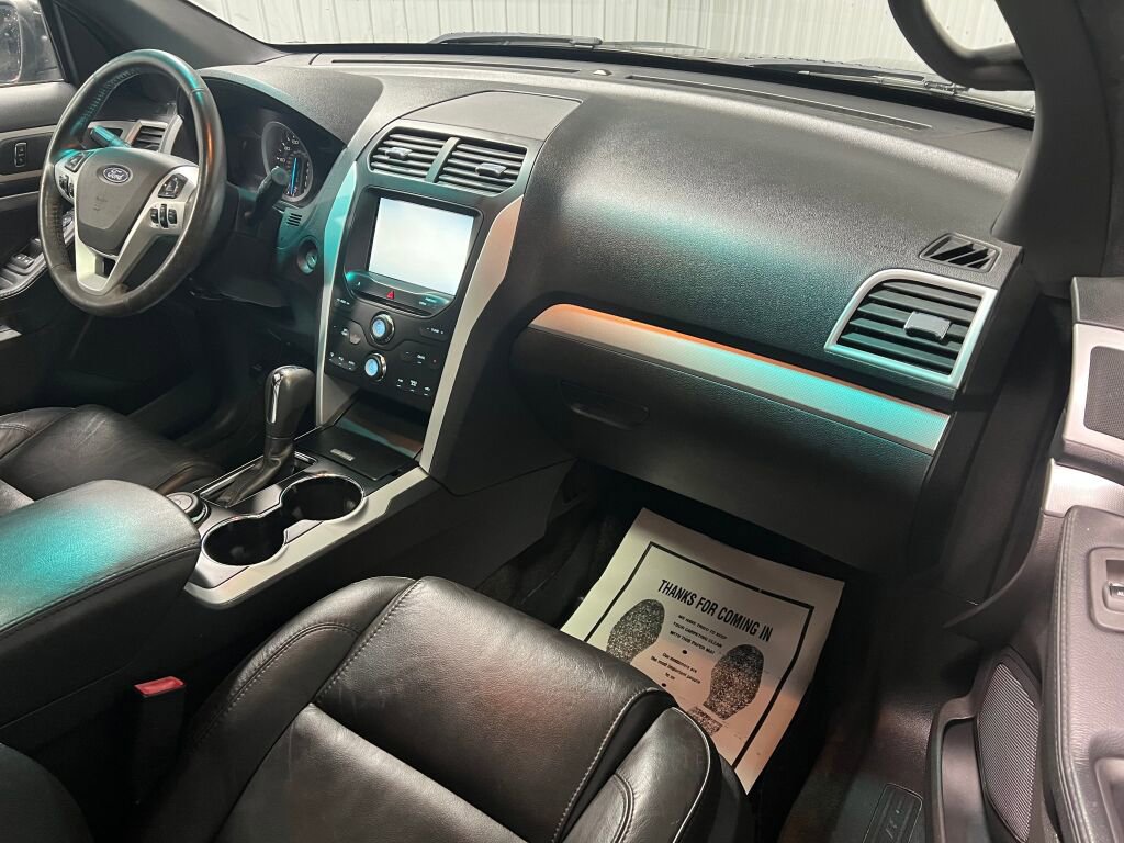 Used 2015 Ford Explorer XLT w/ Equipment Group 202A image 3