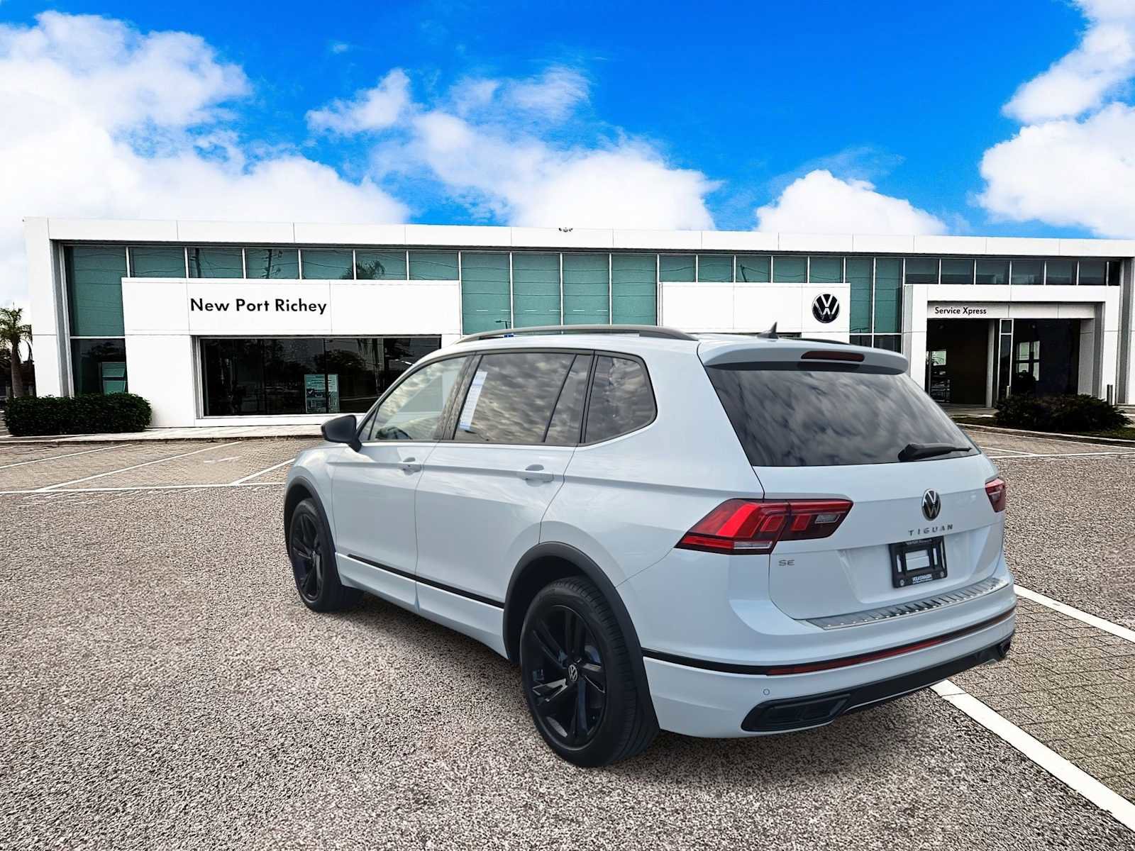 Used 2023 Volkswagen Tiguan SE R-Line image 6